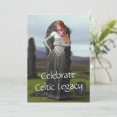 Keltische dame poseert voor oude stenen feestdagenkaart (Staand voorkant)