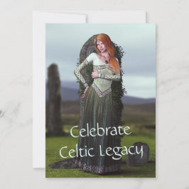 Keltische dame poseert voor oude stenen feestdagenkaart