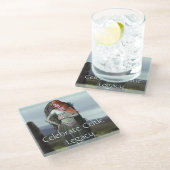 Keltische dame poseert voor oude stenen glazen onderzetter (Schuin)