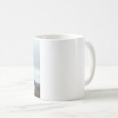 Keltische dame poseert voor oude stenen koffiemok (Voorkant rechts)