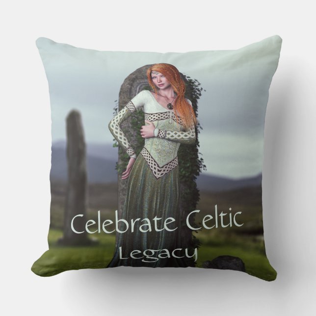 Keltische dame poseert voor oude stenen kussen (Voorkant)