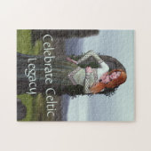 Keltische dame poseert voor oude stenen legpuzzel (Horizontaal)