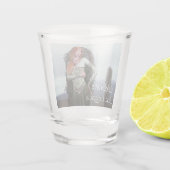 Keltische dame poseert voor oude stenen shot glas (Achterkant)