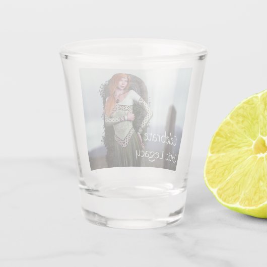 Keltische dame poseert voor oude stenen shot glas (Achterkant)