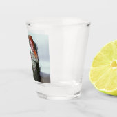 Keltische dame poseert voor oude stenen shot glas (Rechts)