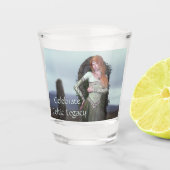 Keltische dame poseert voor oude stenen shot glas (Voorkant)