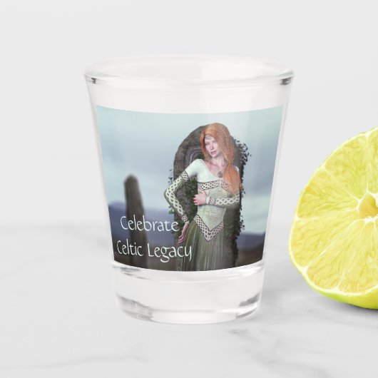 Keltische dame poseert voor oude stenen shot glas (Voorkant)