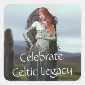 Keltische dame poseert voor oude stenen vierkante sticker (Voorkant)