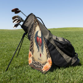 Keltische elegantie met een hart en vleugels. golfhanddoek