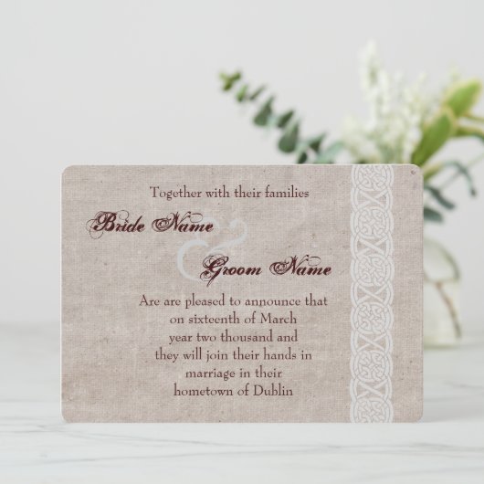 Keltische knoop op de traditionele rotsburlap save the date (Staand voorkant)