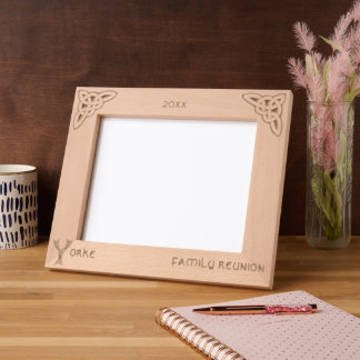 Keltische letter Y Aangepaste naam Gegraveerde Lijstjes