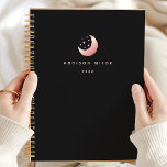 Keltische Roos Gold Crescent Moon Stars Logo Planner<br><div class="desc">Leg de magie van de kosmos vast met deze hemelse roos gouden halve maan en sterren logo planner. Perfect voor vrouwen die houden van elegante en mystieke design, deze planner combineert schoonheid met functionaliteit. De roos gouden accenten en hemelmotieven voegen een vleugje verfijning toe aan uw dagelijkse organisatie. Ideaal voor...</div>