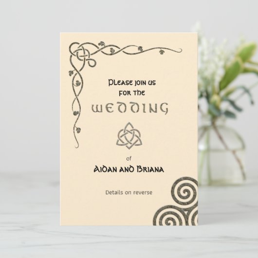 Keltische symbolen en loof op moderne crème kaart (Staand voorkant)