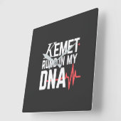 Kemet Runs in My DNA |  Vierkante Klok (Hoek)