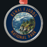 Kenai Fjords Nationaal Park Retro Distressed Circl Metalen Ornament<br><div class="desc">Kenai Fjords vectorkunstwerk ontwerp. Het park is een Amerikaans nationaal park dat de Harding Icefield,  zijn uitstromende gletsjers en kustsnoeren en -eilanden in stand houdt.</div>