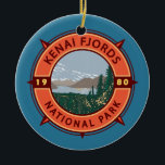 Kenai Fjords National Park Retro Compass Emblem Keramisch Ornament<br><div class="desc">Kenai Fjords vectorkunstwerk ontwerp. Het park is een Amerikaans nationaal park dat de Harding Icefield,  zijn uitstromende gletsjers en kustsnoeren en -eilanden in stand houdt.</div>