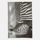 Kenia. Zwart en wit van zebra en vlakte. Theedoek (Verticaal)