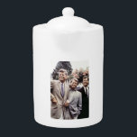 Kennedy Brothers, President John, Robert & Ted Theepot<br><div class="desc">De Kennedy Brothers in kleurenportret in het Witte Huis. Het 35e Amerikaanse President John Kennedy is op til. De Congresleden Ted Kennedy en Robert Kennedy zijn aan de rechterkant. ~ Dit dossier is een taak van een werknemer van de Kantoor van het President van de Verenigde Staten, die in het...</div>