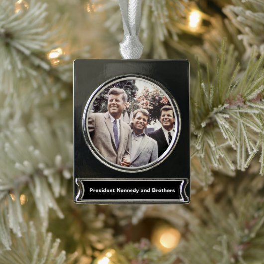 Kennedy Brothers, President John, Robert & Ted Verzilverd Banner Ornament (Boom)