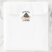 Kennis is een krachtenbundel ronde sticker (Tas)