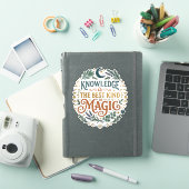 Kennis is het Beste Soort Magie Boek Maan Sticker (iPad Cover)