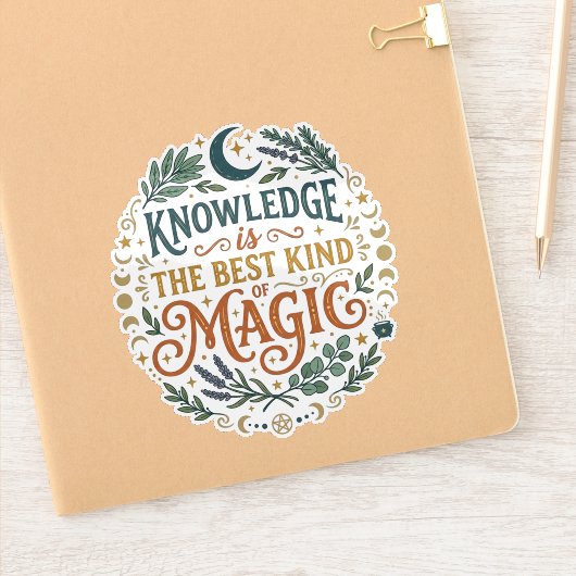 Kennis is het Beste Soort Magie Boek Maan Sticker (Notitieboek)