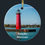 Kenosha Keramisch Ornament<br><div class="desc">De vuurtoren kijkt over het strand van Simmons Island. Vroeger een grote autoproductiestad, nu een populair huis voor forenzen naar Milwaukee en Chicago.</div>