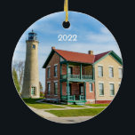 Kenosha vuurtoren keramisch Ornament<br><div class="desc">De vuurtoren van de Noordpier kijkt over het strand van Simmons Island en de vuurtoren van de Southport. Vroeger een grote autoproductiestad,  nu een populair huis voor forenzen naar Milwaukee en Chicago.</div>