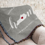 Kentucky Home State Personalized Deken<br><div class="desc">Show een beetje trots op de thuisstaat met deze schattige, rotsgrijze deken met "thuis" in witte kalligrafie met een silhouetekaart van de staat Kentucky die voor de letter "O." staat. Een rode hartillustratie binnen de staatskaart voltooit het ontwerp; u kunt de positie van het hart in uw thuisstad veranderen door...</div>