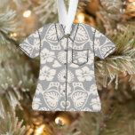 Keoni Hawaiian Monstera Leaf Damask Aloha Shirt Ornament<br><div class="desc">Grijze en zilte colorway. Geïnspireerd door de Hawaiiaanse boardshorts en aloha shirten van de jaren vijftig en zestig,  combineert deze niet-traditionele damast monstera bladeren en hibiscusbloemen. Ons ontwerp is symmetrisch en gestructureerd als een traditioneel damast patroon,  maar heeft een zeer tropisch gevoel.</div>