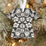 Keoni Hawaiian Monstera Leaf Damask Aloha Shirt Ornament<br><div class="desc">Zwarte en zilte colourway. Geïnspireerd door de Hawaiiaanse boardshorts en aloha shirten van de jaren vijftig en zestig,  combineert deze niet-traditionele damast monstera bladeren en hibiscusbloemen. Ons ontwerp is symmetrisch en gestructureerd als een traditioneel damast patroon,  maar heeft een zeer tropisch gevoel.</div>