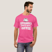 Keramiek begint met grappige koffie t-shirt (Voorkant volledig)