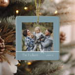 Keramisch blauw | Minimalistische boog dubbelzijdi Keramisch Ornament<br><div class="desc">Sweet and Simple Christmas Photo ornament heeft een minimalistische lay-out,  met uw familienaam en het jaar in een strak,  klassiek serif lettertype op een zacht blauwe achtergrond. Een petite boog onder je foto maakt het ontwerp compleet. Voeg een tweede foto toe aan de achterkant.</div>