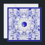 Keramisch kant blauw van Griekenland & sneeuwvlok Kaart<br><div class="desc">Kanten print toegevoegd aan een keramisch effect voor dit fijne patroon met enkele inlegsels van parels of cabochons (getekend). Hier in lichtblauw,  wat een romantische pastelstijl geeft,  bestaat dit collectie ook in lichtgrijs,  zwart en blauw van Griekenland in mijn kerstpatroon. Een fijn bewerkte en originele stijl bestrooid met sneeuwvlokken.</div>