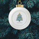 Keramisch keramisch Ornament voor kerstbomen<br><div class="desc">Deze schattige en grappige kerstboom in cartoon stijl,  die op een Ornament van de Keramische Koek wordt gedrukt,  zal perfect zijn en oorspronkelijk voor uw kerstboomversiering!</div>