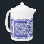 Keramische Kant Blauw van Griekenland Theepot<br><div class="desc">Kanten print toegevoegd aan een keramisch effect voor dit fijne patroon met enkele inlegsels van parels of cabochons (getekend). Hier in Blauw van Griekenland (een bekende kleur in de Griekse Cycladen), bestaat dit patroon ook in lichtgrijs, lichtblauw en zwart in andere van mijn collecties. Een fijn bewerkte en originele stijl...</div>