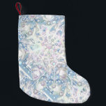 Keramische kant hemelsblauw & sneeuwvlok kleine kerstsok<br><div class="desc">Kanten print toegevoegd aan een keramisch effect voor dit fijne patroon met enkele inlegsels van parels of cabochons (getekend). Hier in lichtblauw, wat een romantische pastelstijl geeft, bestaat dit collectie ook in lichtgrijs, zwart en blauw van Griekenland in mijn kerstpatroon. Een fijn bewerkte en originele stijl bestrooid met sneeuwvlokken.</div>