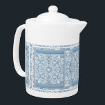 Keramische Kant Lichtblauw Theepot<br><div class="desc">Kanten print toegevoegd aan een keramisch effect voor dit fijne patroon met enkele inlegsels van parels of cabochons (getekend). Hier in lichtblauw, wat een romantische pastelstijl geeft, bestaat dit patroon ook in lichtgrijs, zwart en blauw van Griekenland in andere van mijn collecties. Een fijn bewerkte en originele stijl voor een...</div>