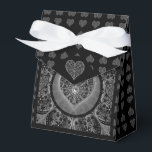 Keramische Kant Zwart Bedankdoosjes<br><div class="desc">Kantprint toegevoegd aan een keramisch effect voor dit fijne patroon met enkele inlays van parels of cabochons (getekend). Een fijn afgewerkt, klassieke originele stijl. Hier in zwart, wat een gotische stijl geeft, bestaat dit patroon ook in lichtgrijs, lichtblauw en Grieks blauw in andere van mijn collecties >> klik op «...</div>