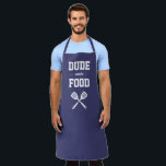 Kerel met het voedsel Funny Navy Blue Grilling Schort<br><div class="desc">Het perfecte platform voor de man die graag grilt. Twee gekruiste spatula's lijken in wit gedempt onder de woorden "Kerel met het voedsel" in wit op een blauw marineschopende achtergrond. Maakt een ideale verjaardag of Vaderdag gave.</div>