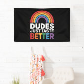 Kerels Smaken Gewoon Beter Grappig Gay Rainbow LGB Spandoek (Insitu)