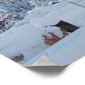 Kerk bedekt met sneeuw met bergachtergrond poster (Hoek)