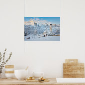 Kerk bedekt met sneeuw met bergachtergrond poster (Keuken)