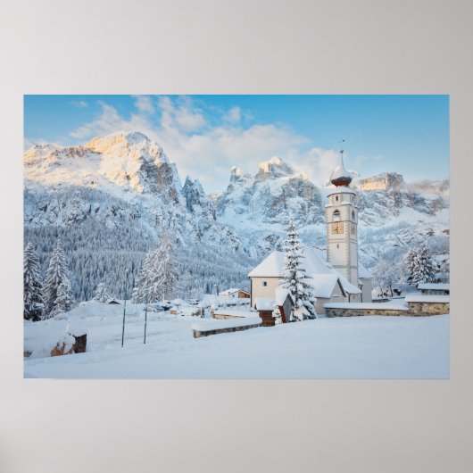 Kerk bedekt met sneeuw met bergachtergrond poster (Voorkant)