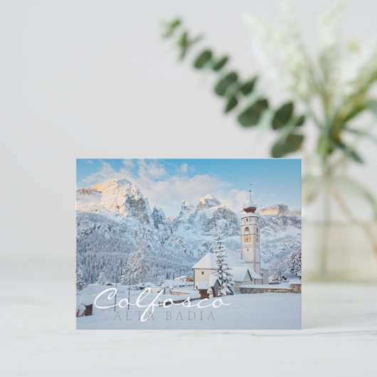 Kerk bedekt met sneeuw met bergachtige achtergrond briefkaart (Staand voorkant)