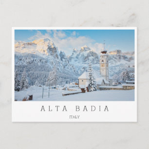 Kerk bedekt met sneeuw met bergachtige achtergrond briefkaart