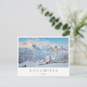 Kerk bedekt met sneeuw met bergachtige achtergrond briefkaart (Staand voorkant)