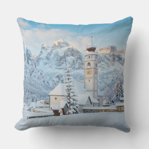 Kerk bedekt met sneeuw met bergachtige achtergrond kussen