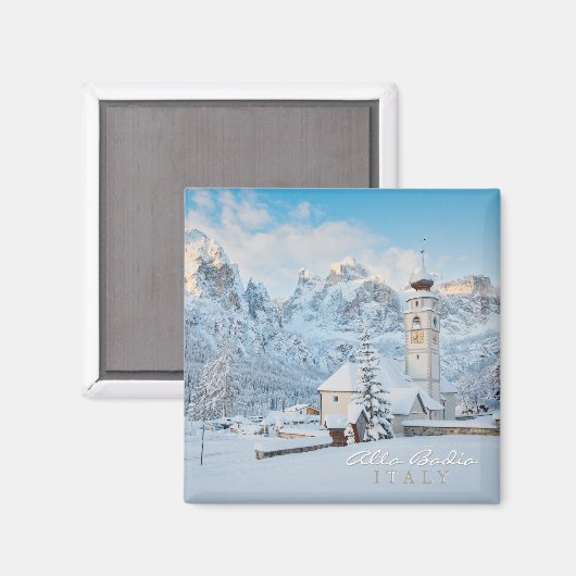 Kerk bedekt met sneeuw met bergachtige achtergrond magneet (Voorkant / Achterkant)