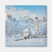 Kerk bedekt met sneeuw met bergachtige achtergrond magneet (Voorkant)